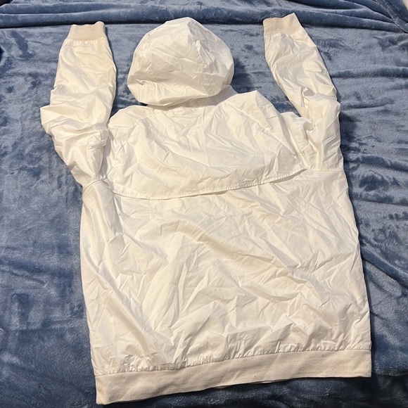 Nike Windbreaker w/ Jumbo "NIKE" print 902351-100 - Picture 4 of 4